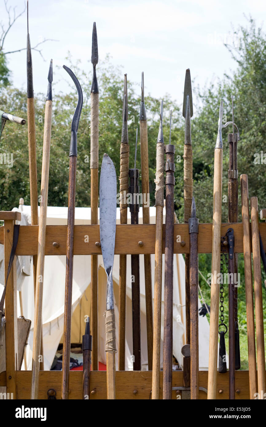 Lanzen, Speere, Hellebarden und Partisanes an ein mittelalterliches fest in England Stockfoto