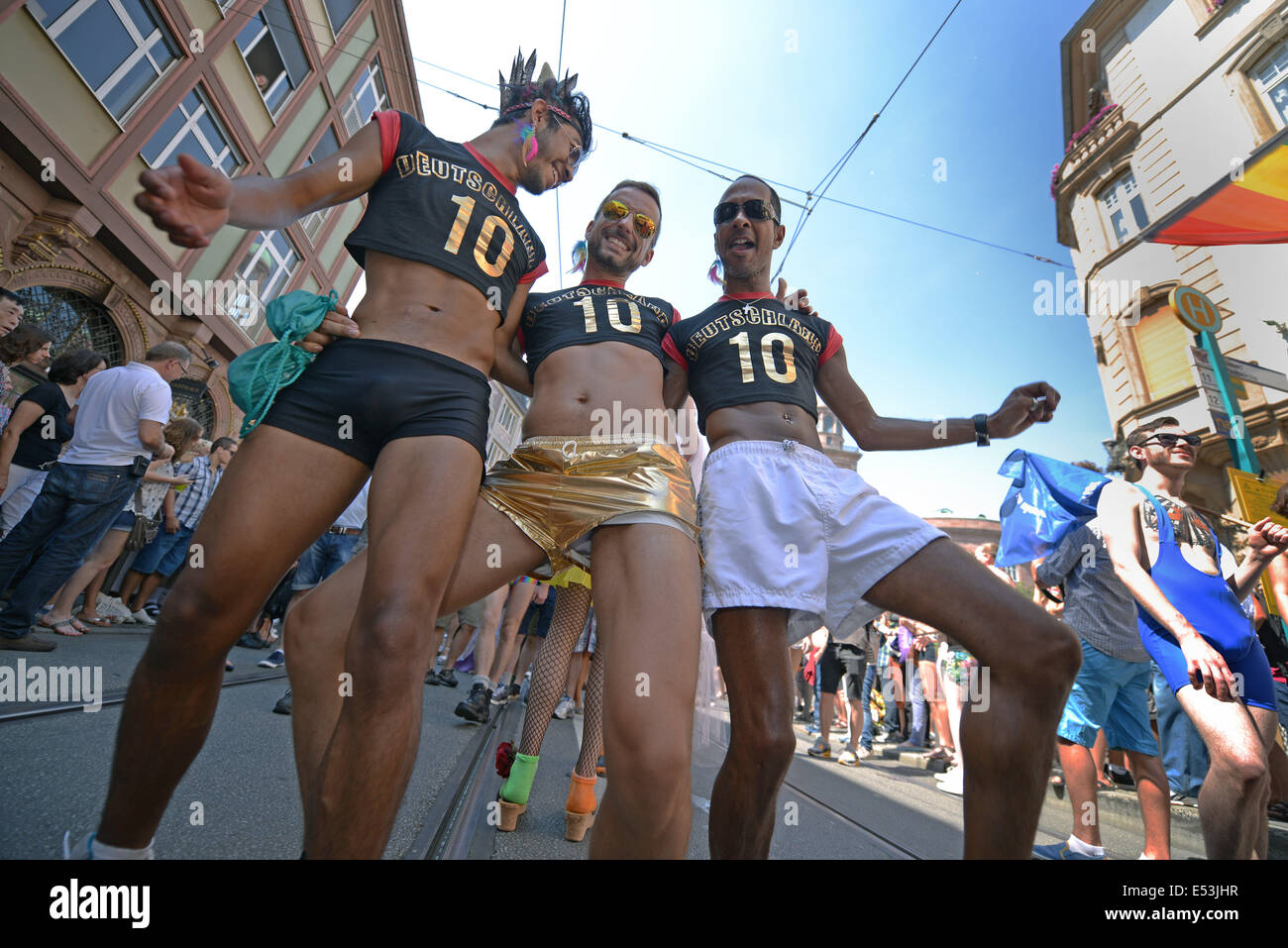 München, Deutschland. 19. Juli 2014. Teilnehmer an der CSD-Parade des Christopher Street Day (CSD) tanzen durch die Stadt Zentrum von München, Deutschland, 19. Juli 2014. Die LGBT-Gemeinschaft Rallyes für mehr Toleranz unter dem Motto "Regenbogen der Geschlechter - Wertvoll Sind Wir Alle!" (lit.) Regenbogen der Geschlechter - sind wir alle wertvoll). Foto: Andreas Arnold/Dpa/Alamy Live-Nachrichten Stockfoto