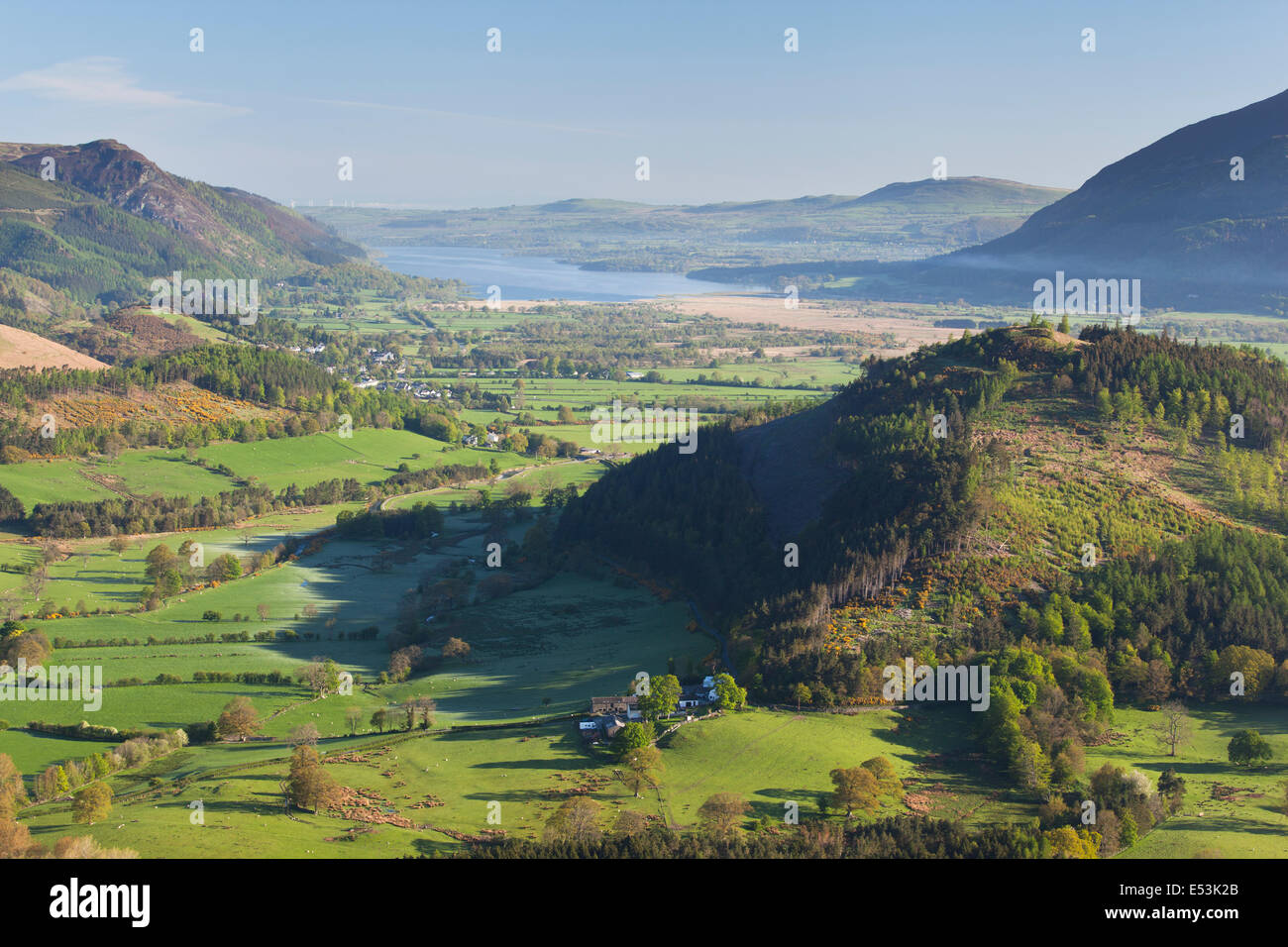 Blick Richtung Bassenthwaite Lake aus Catbells zeigt Teil der Newlands Valley, Lake District, Cumbria, UK Stockfoto