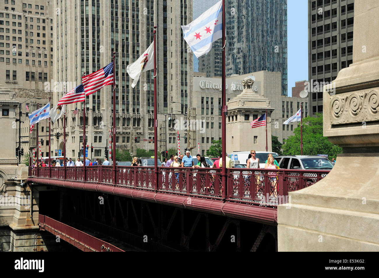 Menschen, die Du Sable überqueren Brücke über den Chicago River. Stockfoto