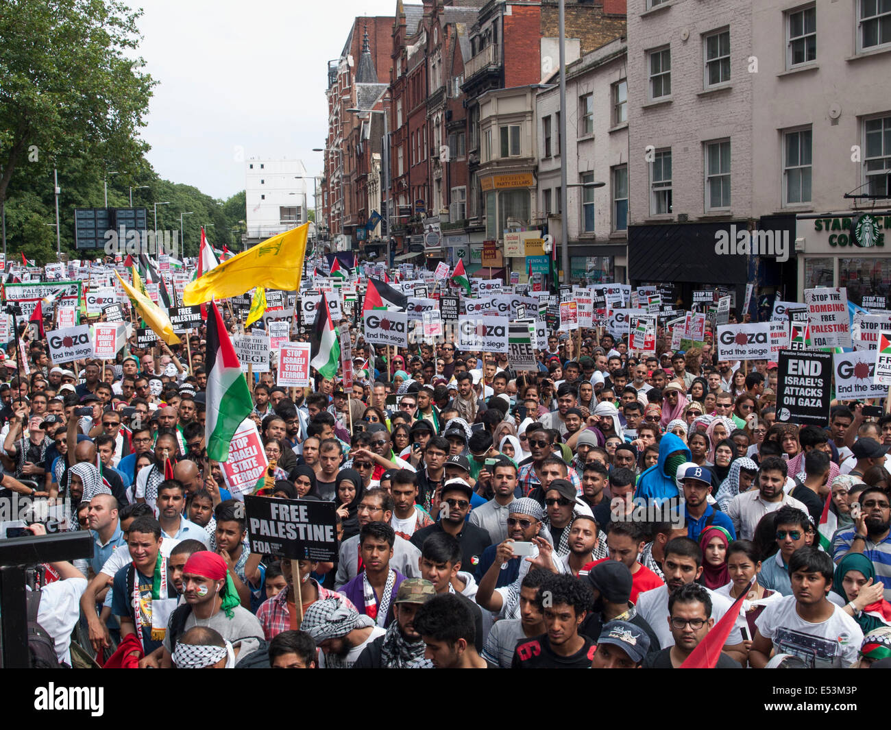 London, UK. 19. Juli 2014.  Pro-palästinensische Aktivisten protestieren vor der israelischen Botschaft gegen den israelischen Verteidigungskräften Bodenoffensive im Gazastreifen. Bildnachweis: Mamusu Kallon/Alamy Live-Nachrichten Stockfoto