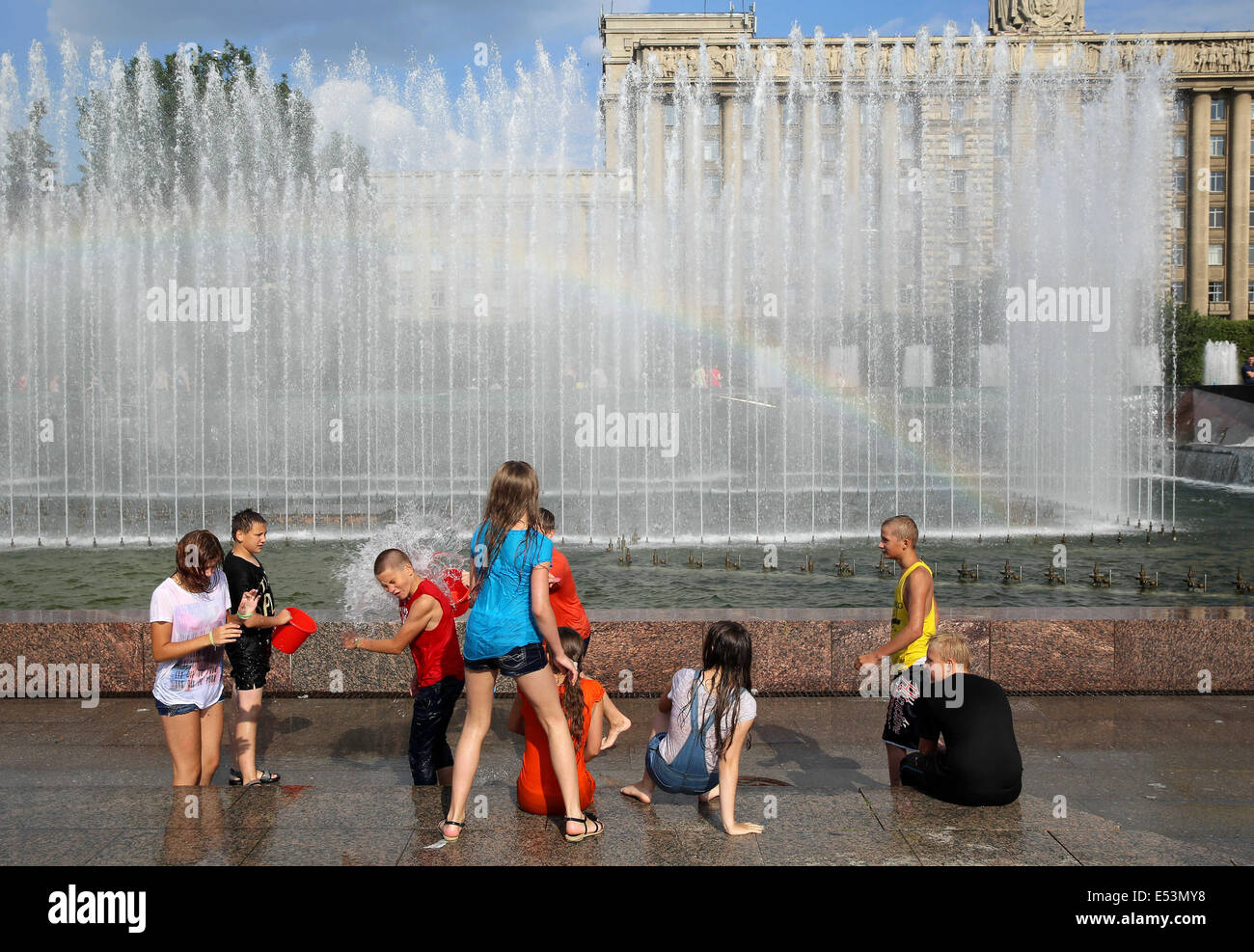 18. Juli 2014 - St. Petersburg, Russland - Alltag in St. Petersburg. Die Hitze in der Stadt. Junge Leute schwimmen in den Brunnen im Großraum Moskau St. Petersburg. (Kredit-Bild: © Andrey Pronin/ZUMA Draht) Stockfoto