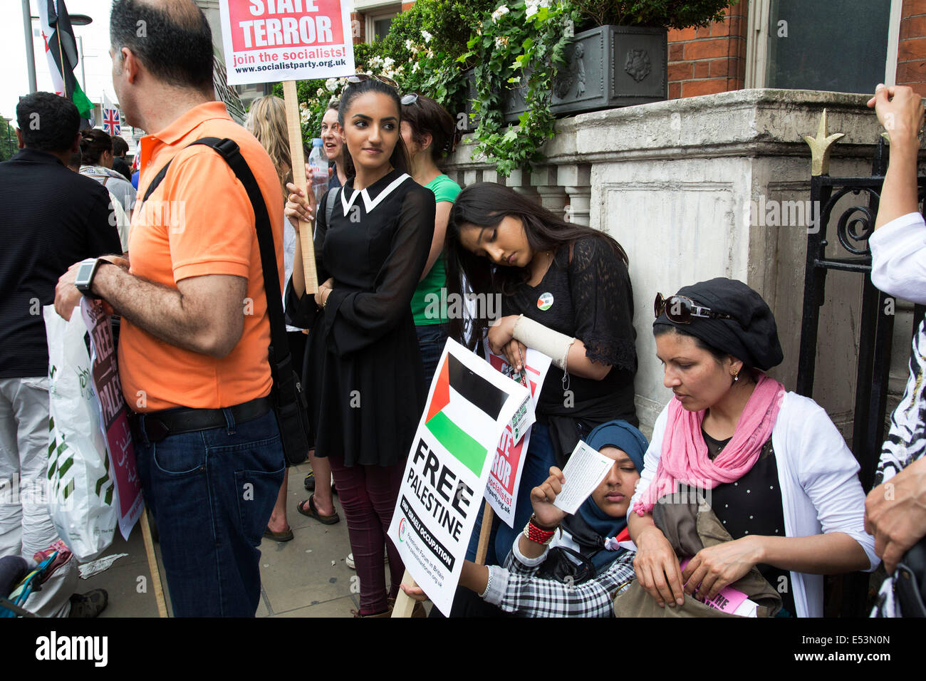 London, UK. Samstag, 19. Juli 2014. Pro-palästinensische Demonstranten in die Zehntausende marschieren durch die Londoner an die israelische Botschaft aus Protest gegen die militärische Offensive im Gazastreifen durch Israel. Familie wegen Ramadan Fasten erschöpft. Bildnachweis: Michael Kemp/Alamy Live-Nachrichten Stockfoto