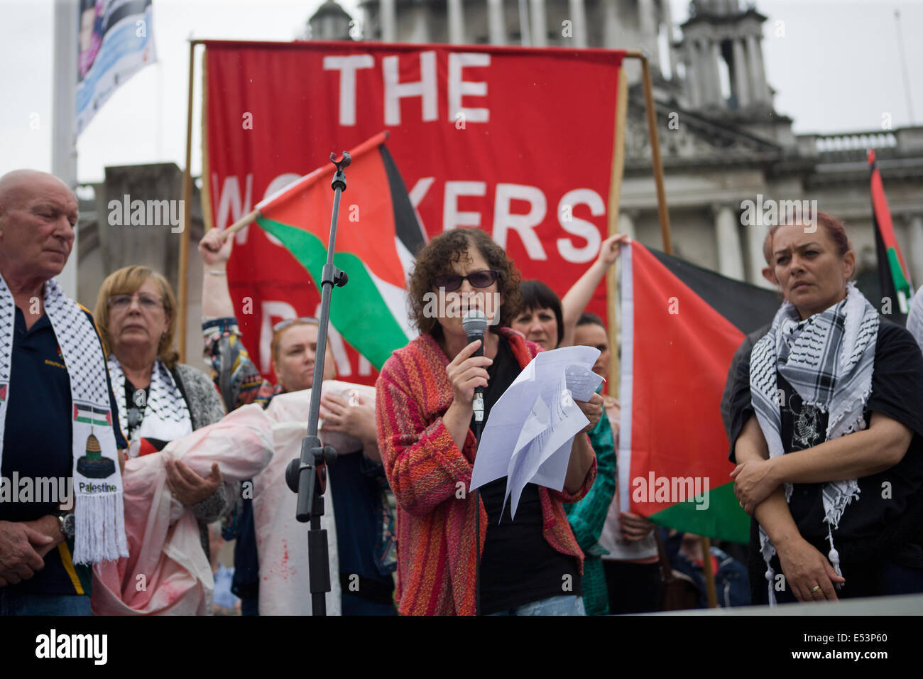 Der Belfast City Hall, Samstag, 19. Juli 2014. Ein Redner bei einer Rallye gab es Forderungen nach einem sofortigen Waffenstillstand im Gazastreifen Credit: Bonzo/Alamy Live News Stockfoto