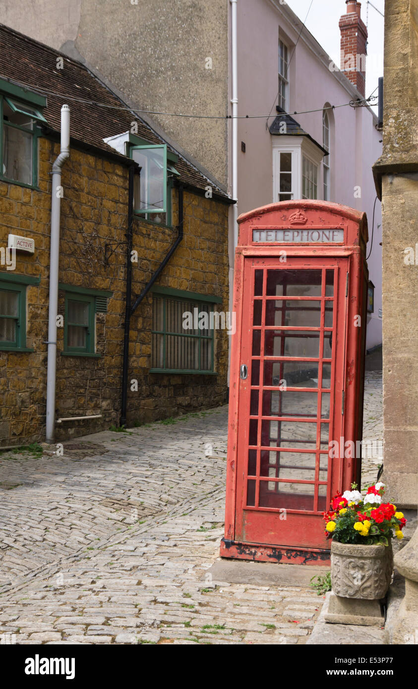 Castle Cary, eine kleine Marktstadt in Somerset, England UK rote Telefonzelle Stockfoto