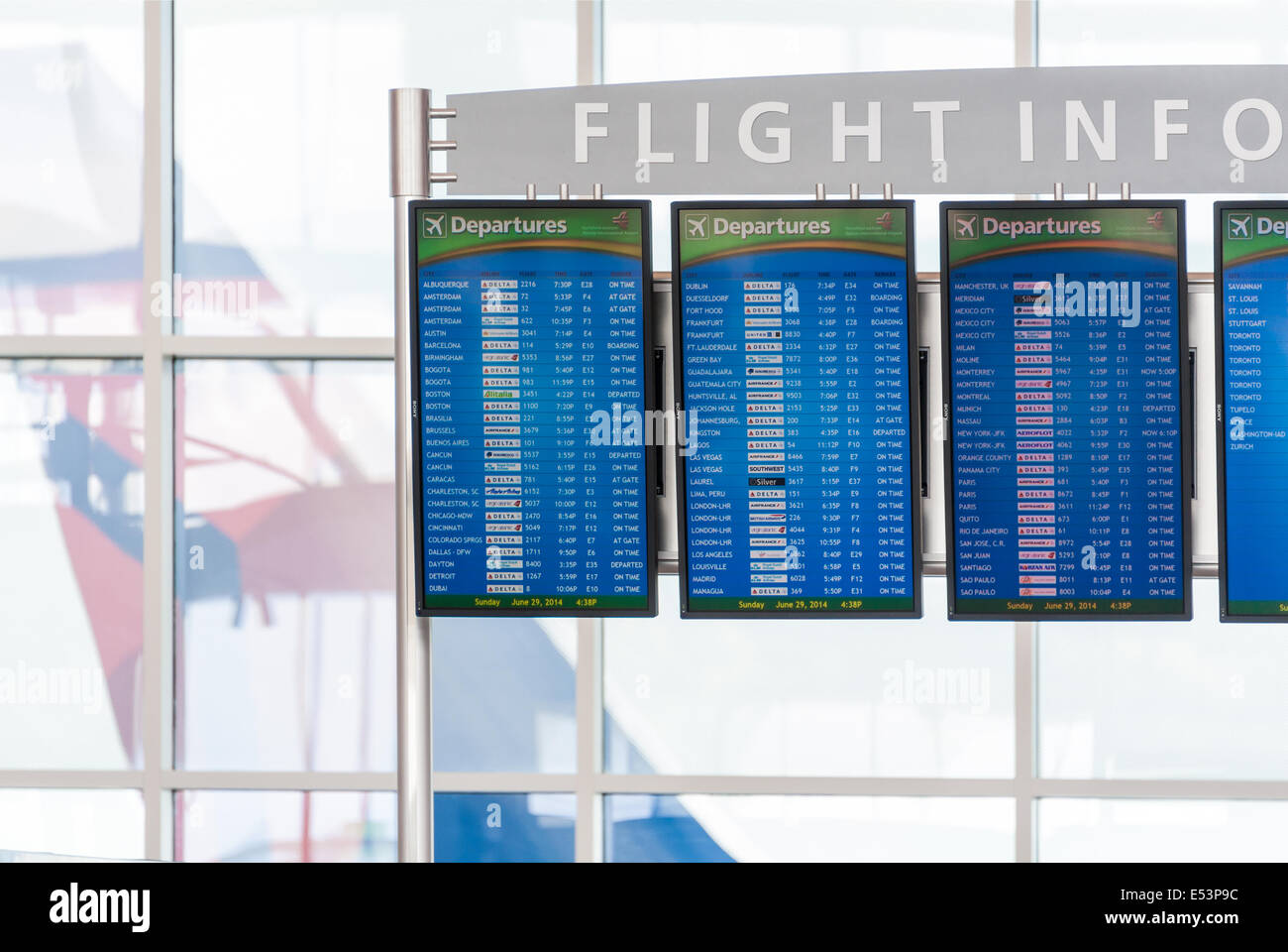 Flug Info Display mit Bildschirmen angezeigt Abflüge am Internationalen Terminal von Atlanta International Airport. (USA) Stockfoto
