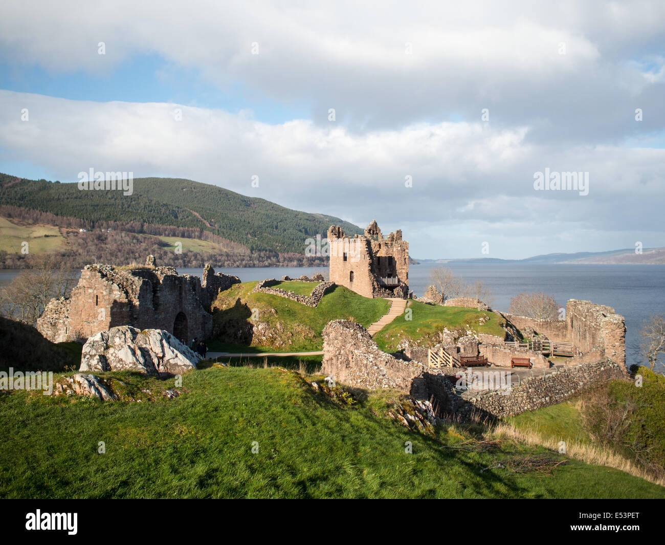 Urquhart Castle Gesamtansicht mit Loch Ness im Hintergrund Stockfoto