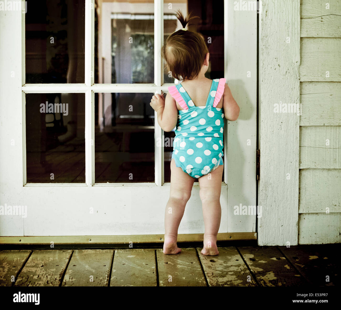 Baby stehend an einer Tür Stockfoto