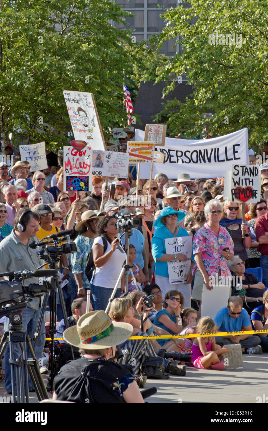 ASHEVILLE, NORTH CAROLINA, USA - 5. August 2013: Hält eine unglückliche Menge Protest Zeichen bei der 2013 moralische Montag Rallye Stockfoto