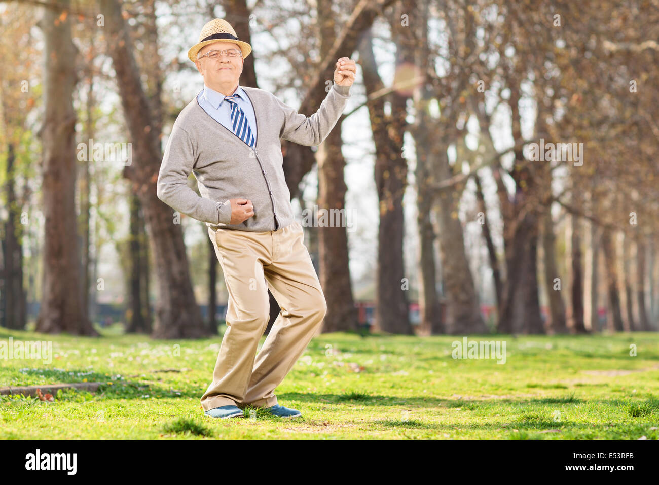 Ältere Mann spielt Luftgitarre im park Stockfoto