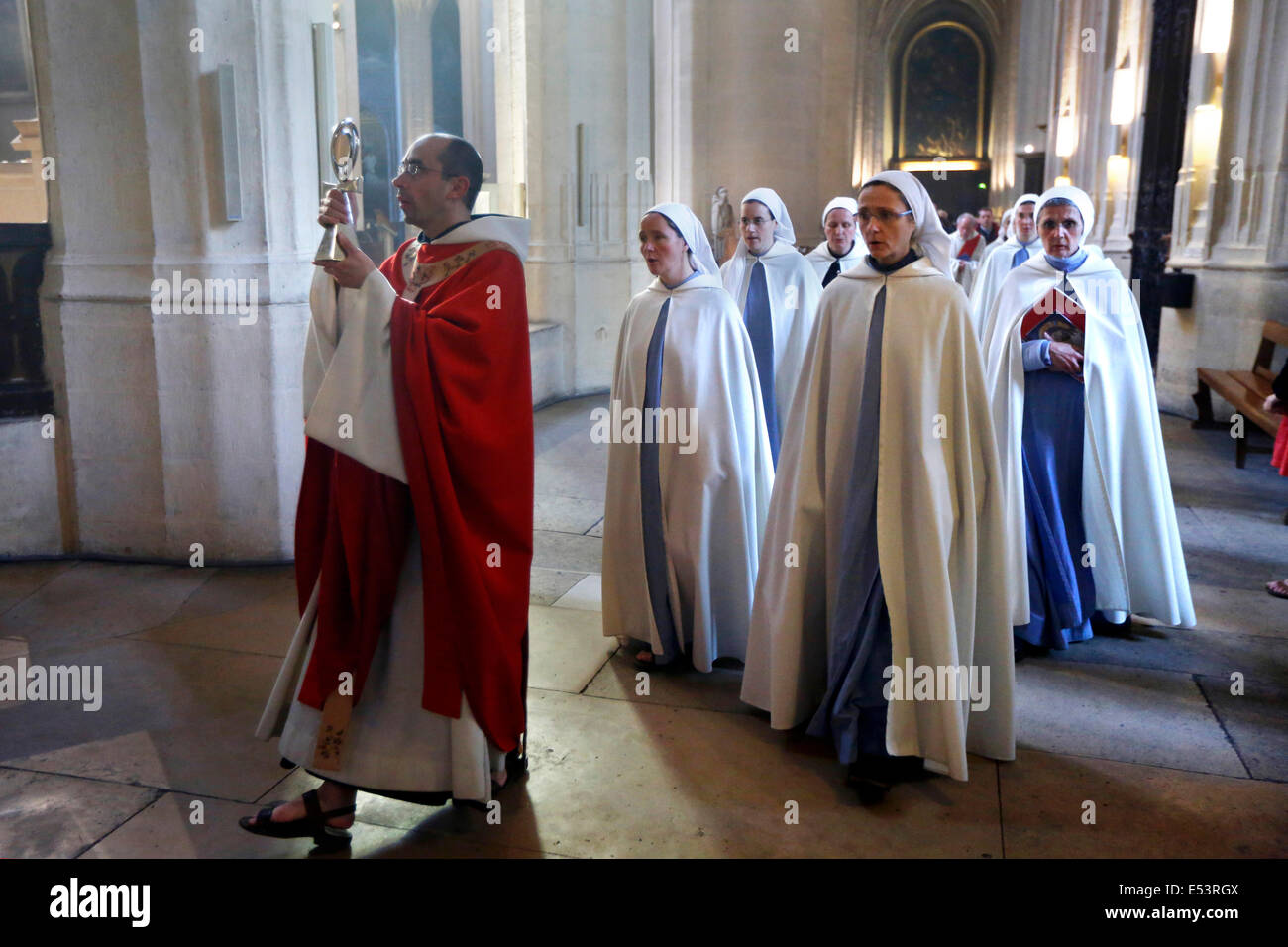 römische katholische Schwestern des "Monastischen Gemeinschaften von Jerusalem" in der römischen Katholischen Eglise Saint Gervais, Paris, Frankreich Stockfoto