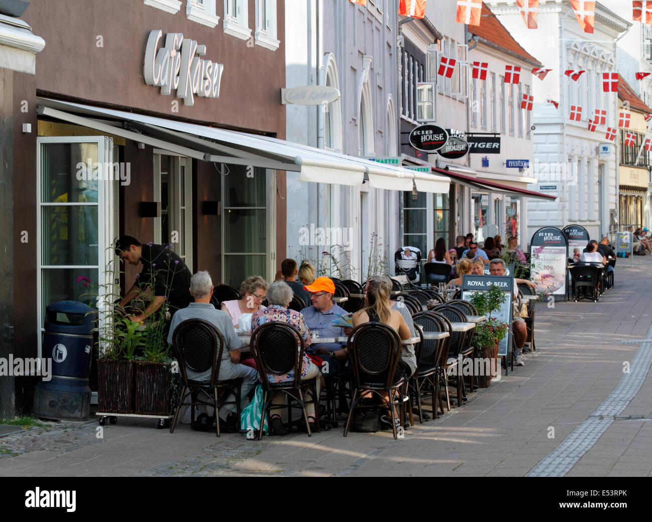 Café Kaiser auf Stengade in Elsinore, Helsingør, an einem späten Nachmittag ein heißer Sommertag. Dänische Hyge. Stockfoto