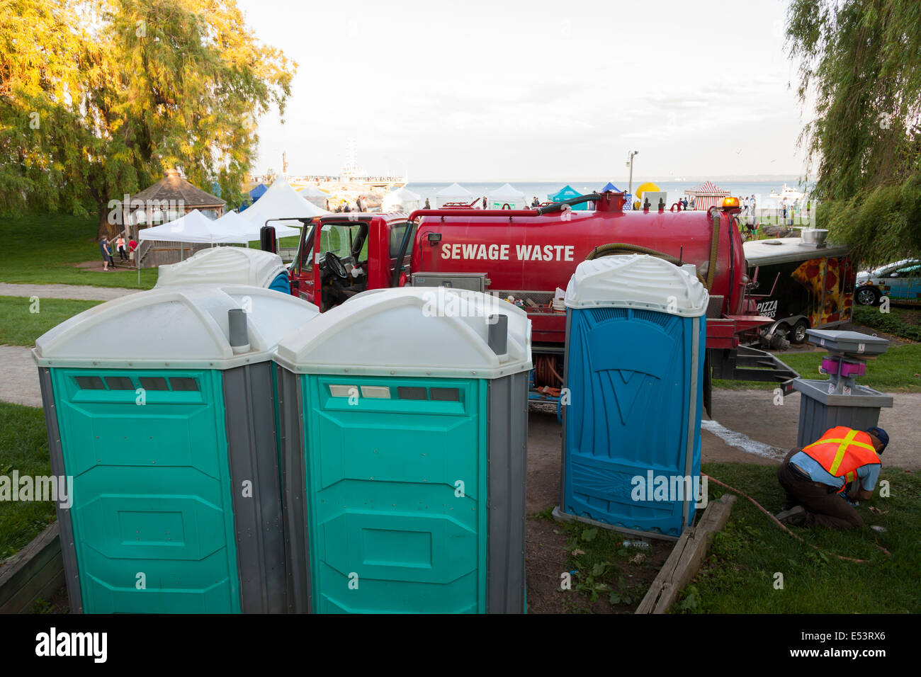 Ein Abwasser Abfall LKW und einem Techniker reparieren ein Port-a-Waschbecken auf das "Sound of Music Festival" im Spencer Smith Park in Burlington, Stockfoto