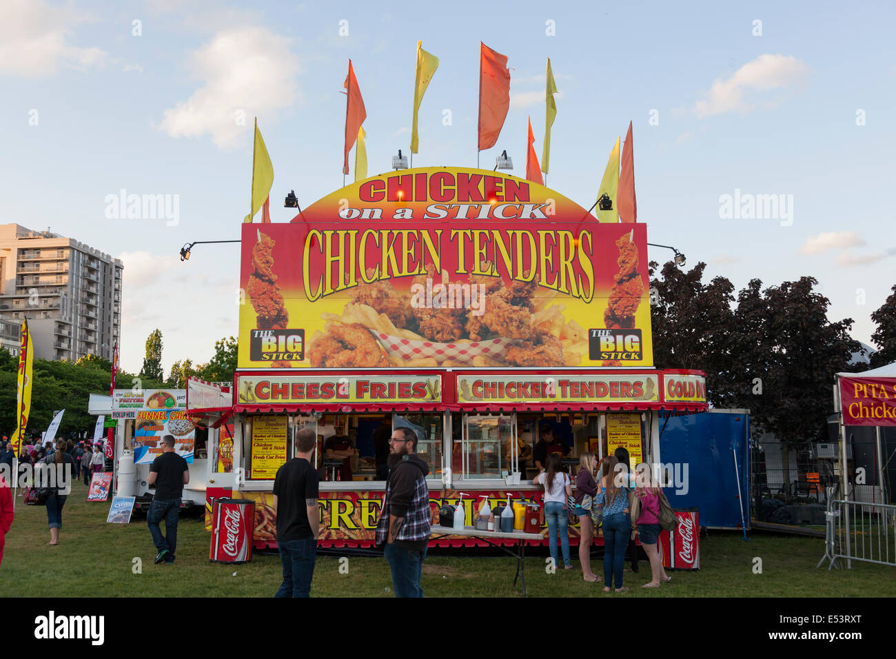 Einen "Chicken on a Stick" Essen stand bei der "Sound of Music Festival" im Spencer Smith Park in Burlington, Ontario, Kanada. Stockfoto