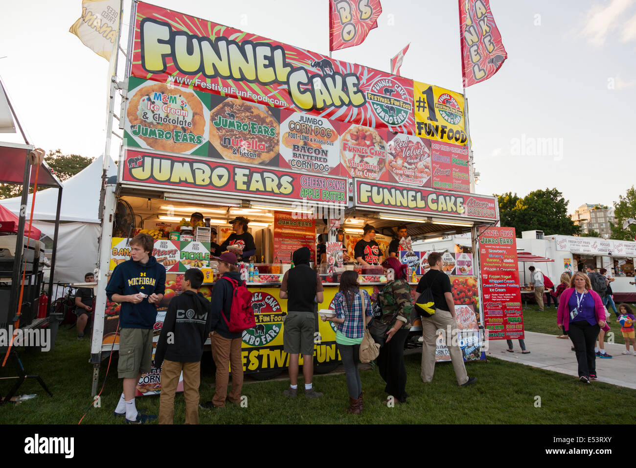 Ein "Funnel Cake" Speisen stehen auf der "Sound of Music Festival" bei Spencer Smith Park in Burlington, Ontario, Kanada. Stockfoto