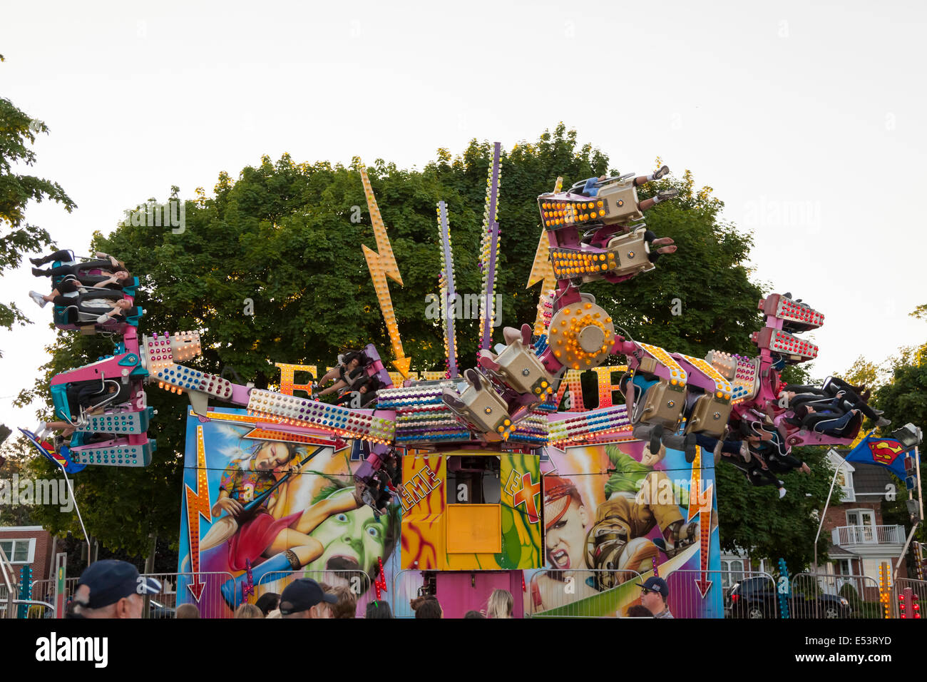 Leute die 'Extreme' Reiten fahren auf das "Sound of Music Festival" Spencer Smith Park in Burlington, Ontario, Kanada. Stockfoto