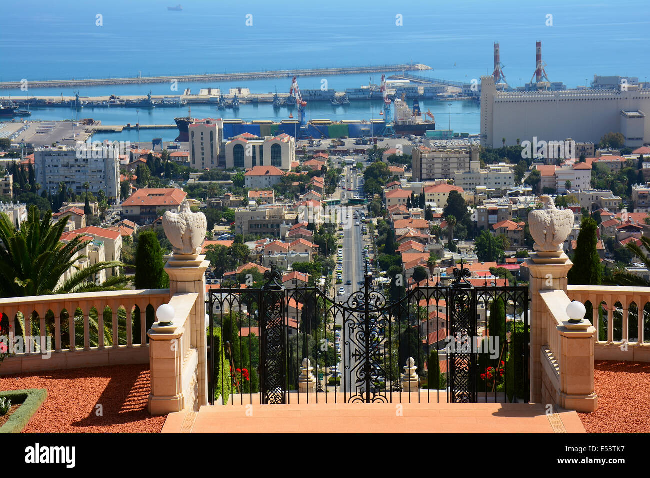 Den Hafen von Haifa, Blick von der Bahai-Gärten, Israel Stockfoto