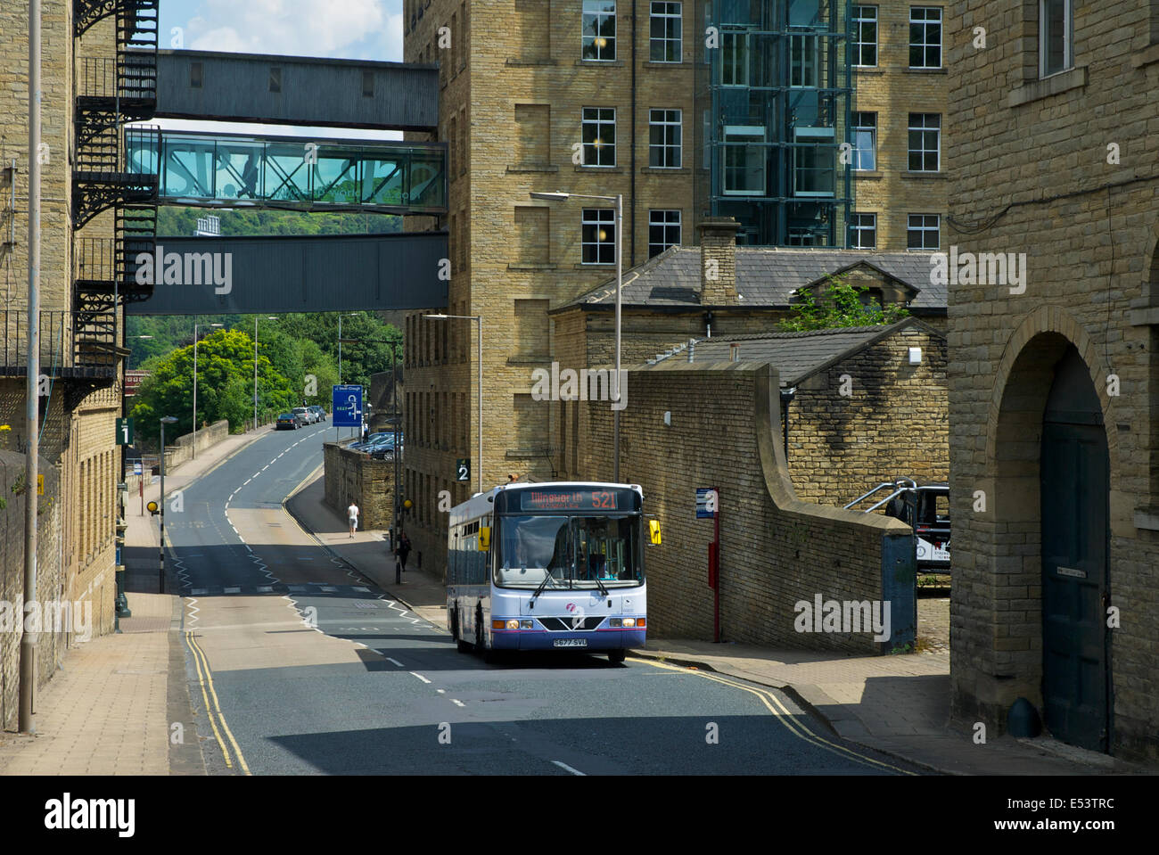 Bus vorbei Dean Clough Mill Komplex, Halifax, West Yorkshire, England UK Stockfoto