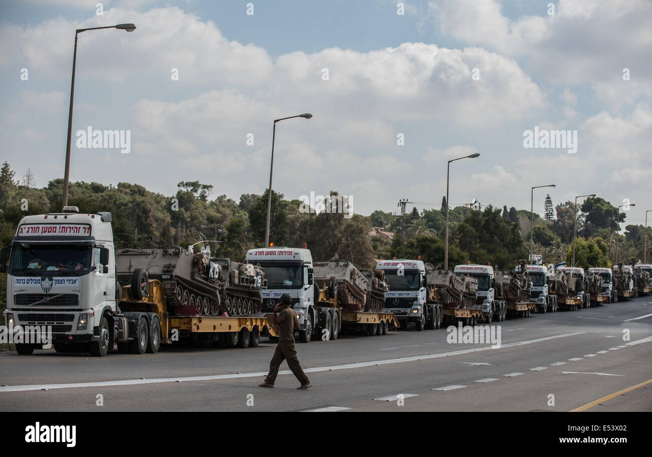 Gaza-Grenze. 19. Juli 2014. Lastwagen mit israelischen Armee gepanzerte Fahrzeuge sind auf der Autobahn im Süden Israels nahe der Grenze zu Gaza, am 19. Juli 2014 gesehen. Zwei israelische Soldaten in einem Feuer Austausch mit palästinensischen militanten getötet wurden, die israelische Rasen durch einen Gaza Tunnel früher am Samstag infiltriert, bestätigte die Israel Defense Forces (IDF) in einer Erklärung. Bildnachweis: Li Rui/Xinhua/Alamy Live-Nachrichten Stockfoto