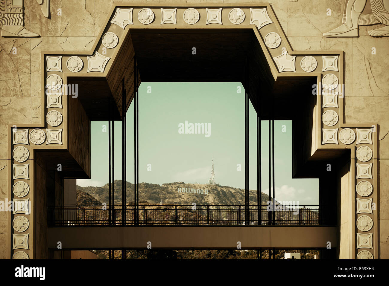 Los Angeles, CA - Mai 18: Hollywood-Schriftzug, über Dolby Theater am 18. Mai 2014 in Los Angeles. Begann als eine kleine Gemeinschaft, es Stockfoto