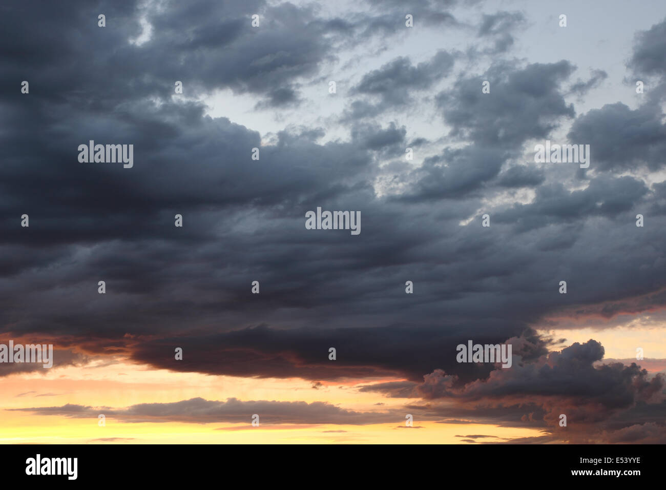 Sonnenuntergang mit dunklen Wolken vor dem Sturm Stockfoto