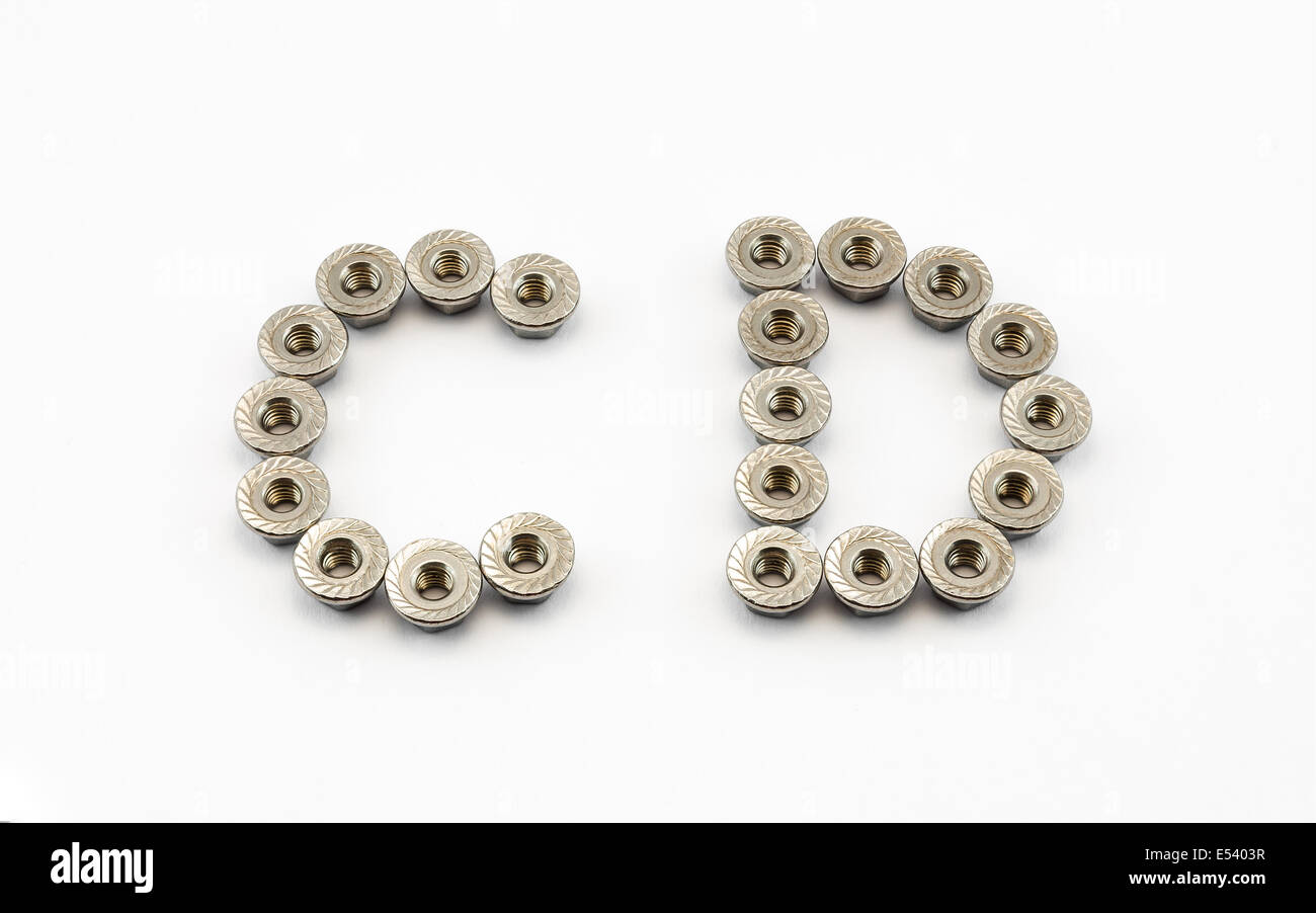 C und D Alphabet, erstellt von Hex Flansch-Muttern aus rostfreiem Stahl. Stockfoto
