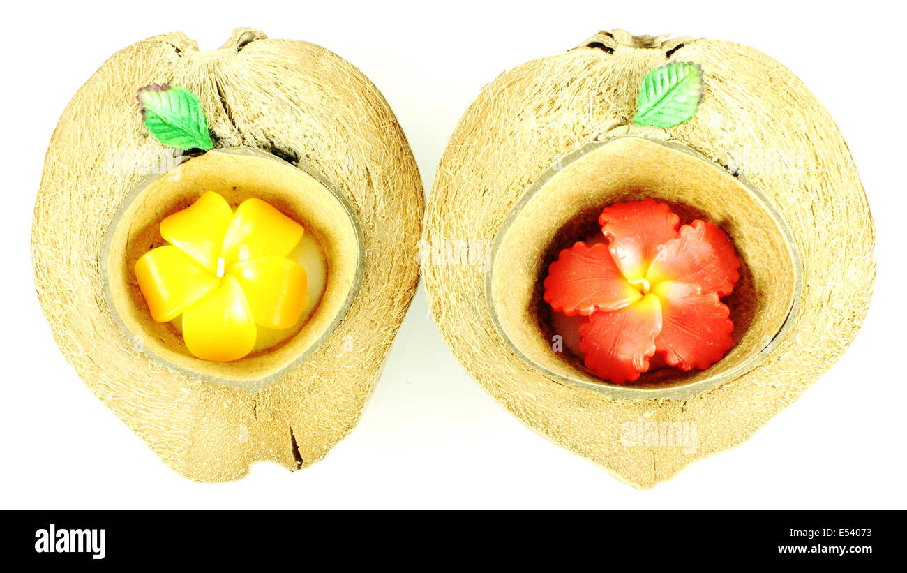 Kerze in Kokosnussschalen auf weißem Hintergrund Stockfoto