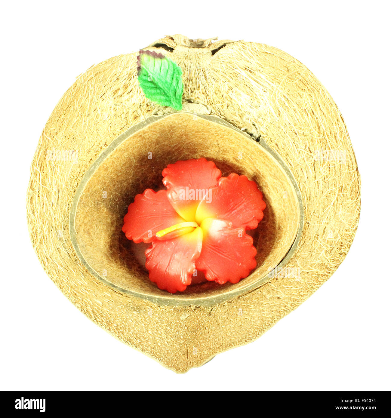 Kerze in Kokosnussschalen auf weißem Hintergrund Stockfoto