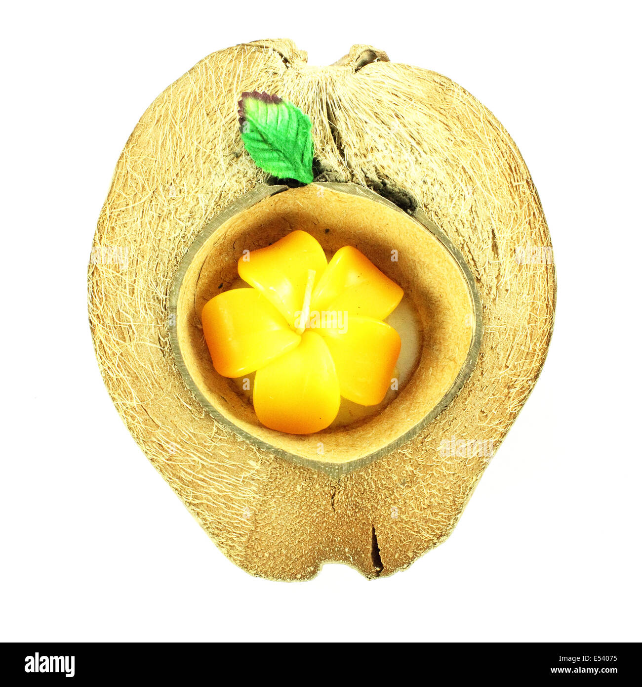 Kerze in Kokosnussschalen auf weißem Hintergrund Stockfoto