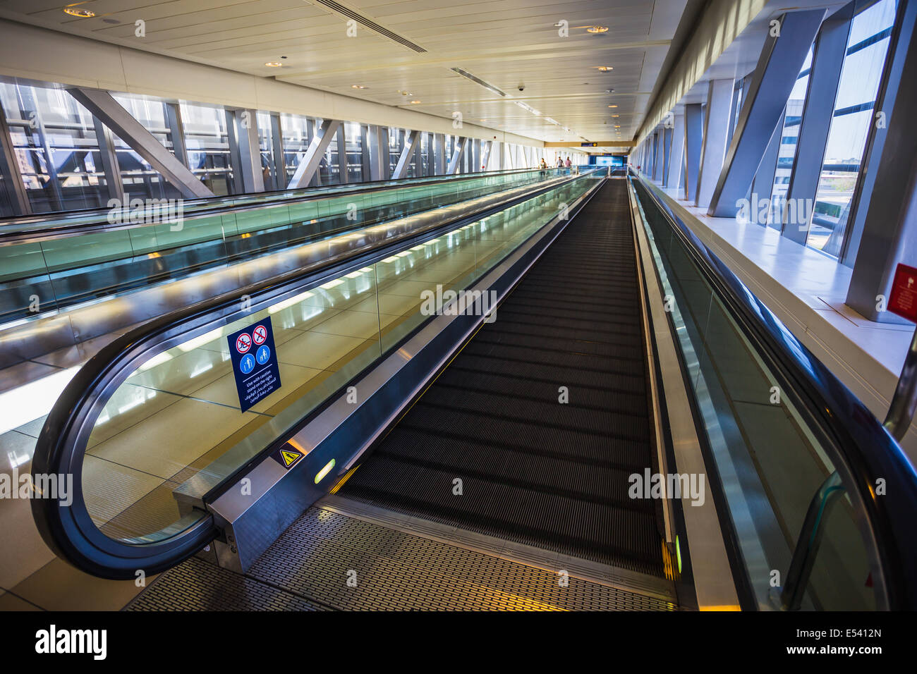 DUBAI, Vereinigte Arabische Emirate - NOVEMBER 11: Dubai Metro als weltweit längste vollautomatische u-Bahn-Netz (75 km) am 11. November 2013, Dubai, Vereinigte Arabische Emirate. Stockfoto