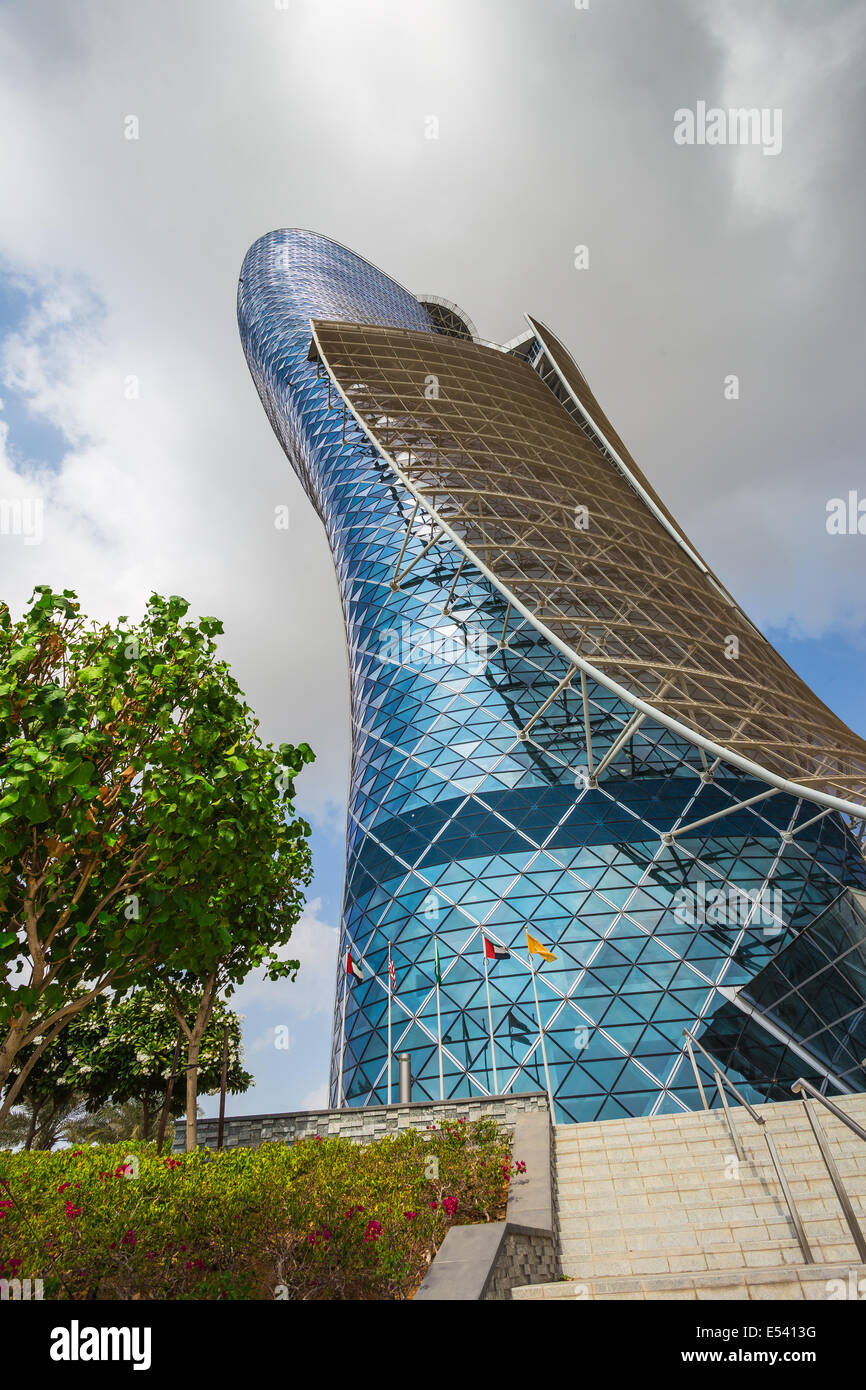 ABU DHABI, Vereinigte Arabische Emirate - 5 NOVEMBER: The Capital Gate Tower auf der 5. November 2013 in Abu Dhabi, ist dies als weltweit Furth zertifiziert Stockfoto