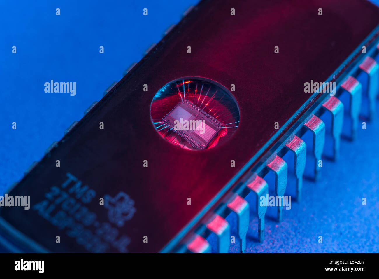 Makro-Foto des programmierbaren EPROM-Chips, zeigt Fenster, Chip-Matrize und Anschlussdrähte. Konzept zur Verknappung von Halbleiter. Hinweis in 'Beschreibung' fokussieren. Stockfoto