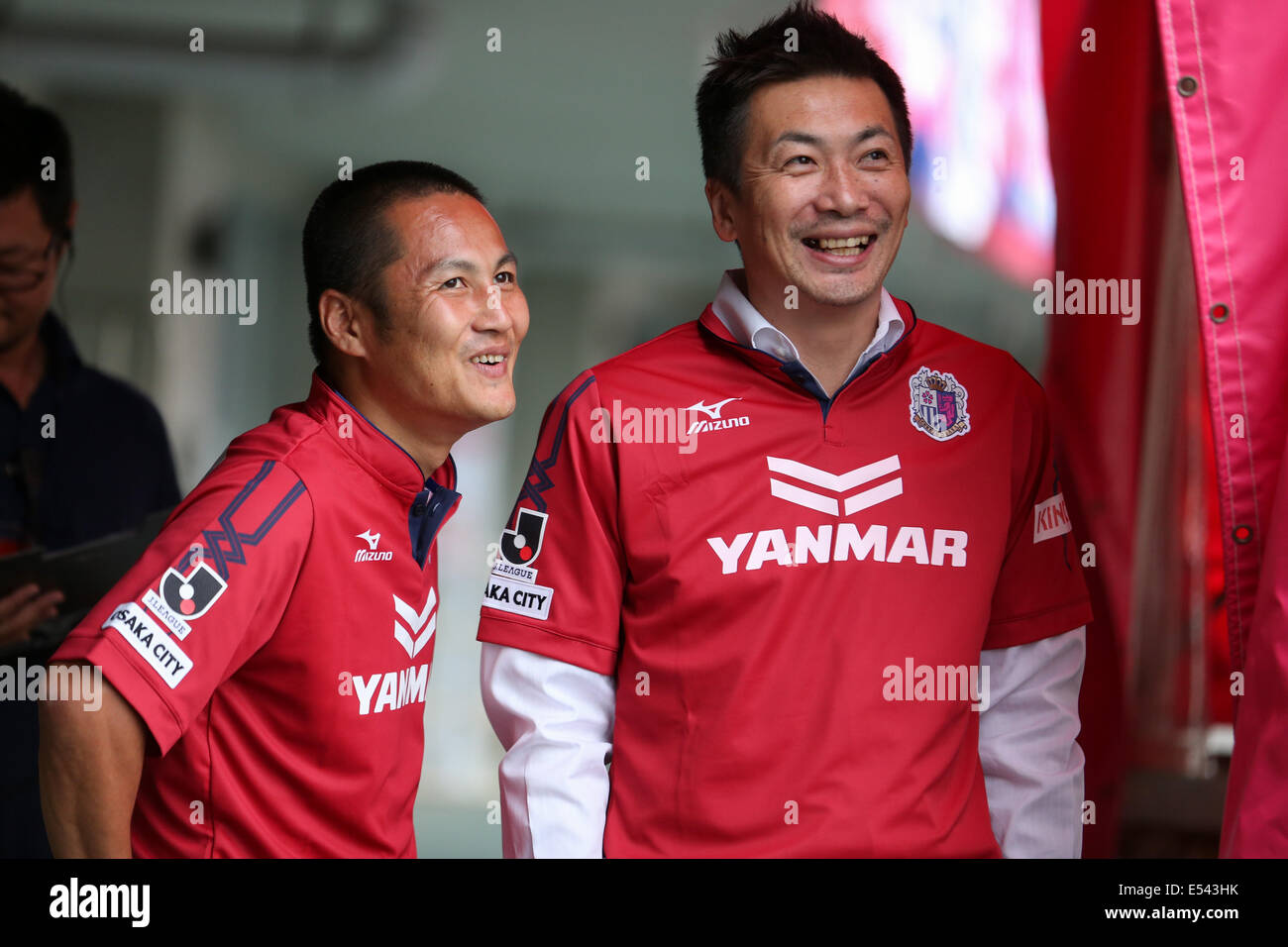 Yanmar Stadion Nagai, Osaka, Japan. 19. Juli 2014. (L, R) Hiroaki Morishima, Akinori Nishizawa, 19. Juli 2014 - Fußball /Soccer: 2014 J.LEAGUE Division 1 zwischen Cerezo Osaka 2-2 Yokohama F.Marinos bei Yanmar Stadion Nagai, Osaka, Japan. Bildnachweis: AFLO SPORT/Alamy Live-Nachrichten Stockfoto