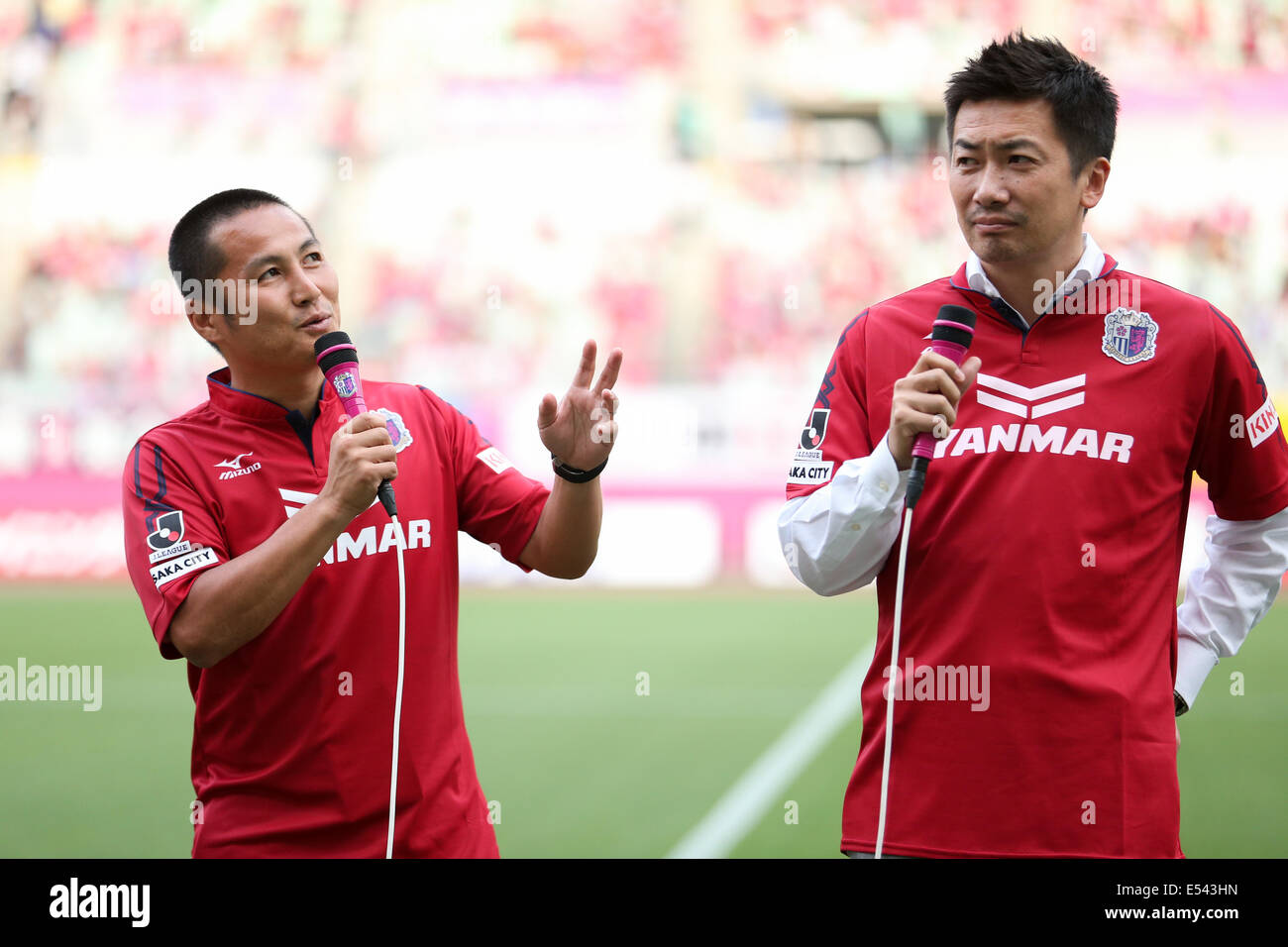 Yanmar Stadion Nagai, Osaka, Japan. 19. Juli 2014. (L, R) Hiroaki Morishima, Akinori Nishizawa, 19. Juli 2014 - Fußball /Soccer: 2014 J.LEAGUE Division 1 zwischen Cerezo Osaka 2-2 Yokohama F.Marinos bei Yanmar Stadion Nagai, Osaka, Japan. Bildnachweis: AFLO SPORT/Alamy Live-Nachrichten Stockfoto