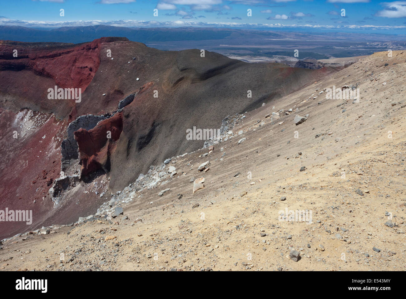 Rote Krater mit Lavastrom Stockfoto