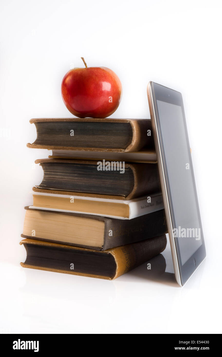 mit Büchern und Apple iPad Stockfoto