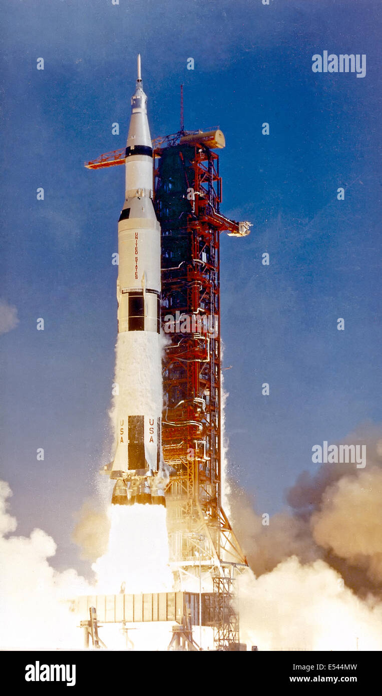 Die 363-Füße hoch Saturn V Rakete startet auf der Apollo 11-Mission vom Pad A, Launch Complex 39, Kennedy Space Center, um 9:32 Uhr EDT 16. Juli 1969 in Cape Canaveral, Florida. An Bord sind das Raumschiff Apollo 11 Astronauten Neil A. Armstrong, Kommandant; Michael Collins, Befehl Modul-Pilot; und Edwin E. Aldrin Jr., Pilot der Mondlandefähre. Apollo 11 war der Vereinigten Staaten erste Mondlandung Mission. Stockfoto
