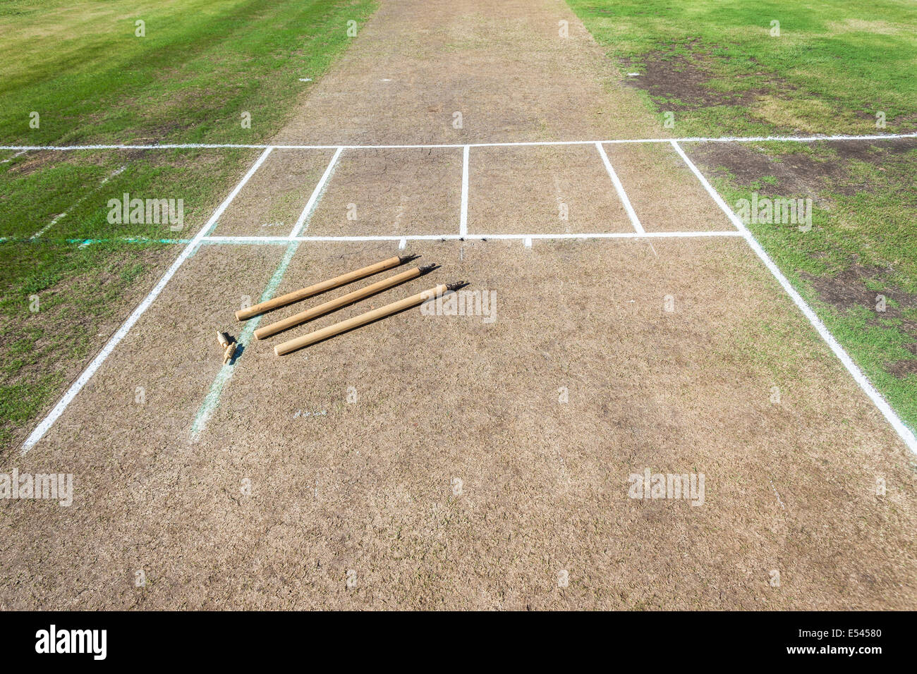 Cricket Pitch Oberfläche Feld hölzernen Pforten und Kautionen bereit für Spiel Stockfoto