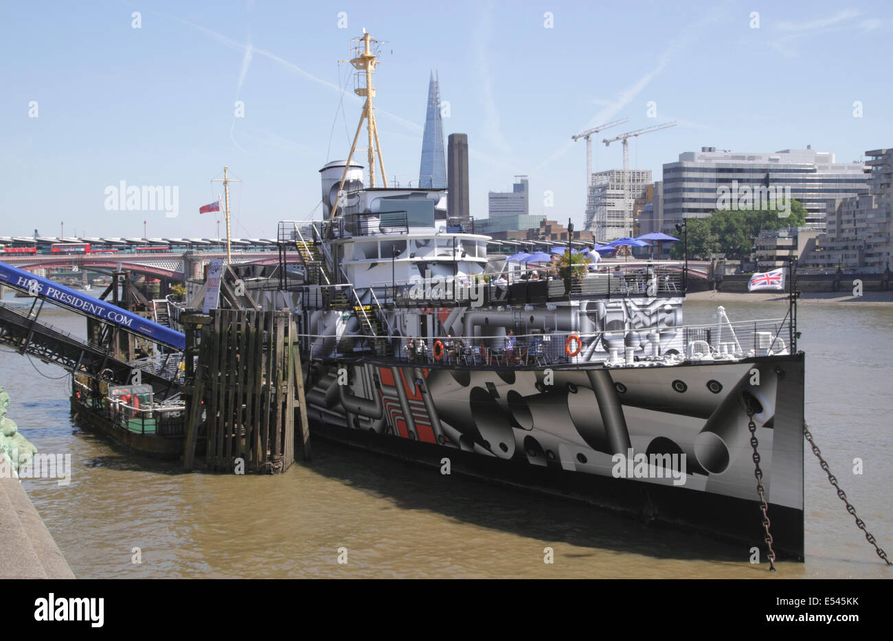 HMS President am Londoner Victoria Embankment vor kurzem im Dazzle Camouflage Juli 2014 neu lackiert Stockfoto