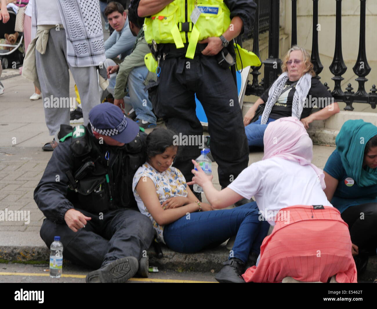 Metropolitan Police London Medic Hilfeleistung Demonstrator Polizei erste Hilfe bei Gaza-Demonstration vor der israelischen Botschaft Stockfoto