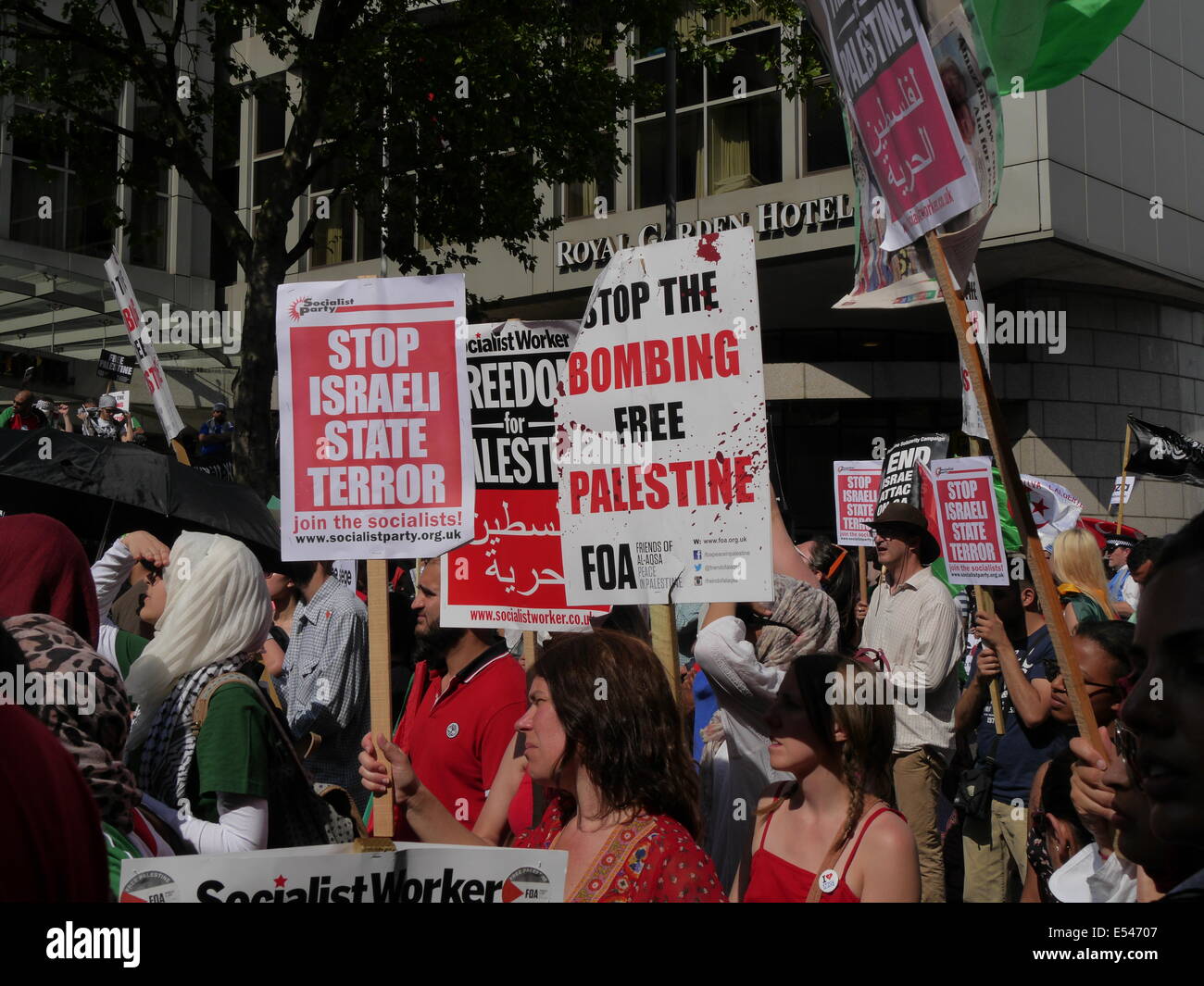 London, UK. Tausende von pro-palästinensische Demonstranten versammeln sich gegenüber der israelischen Botschaft in London.  Juli 2014 Stockfoto