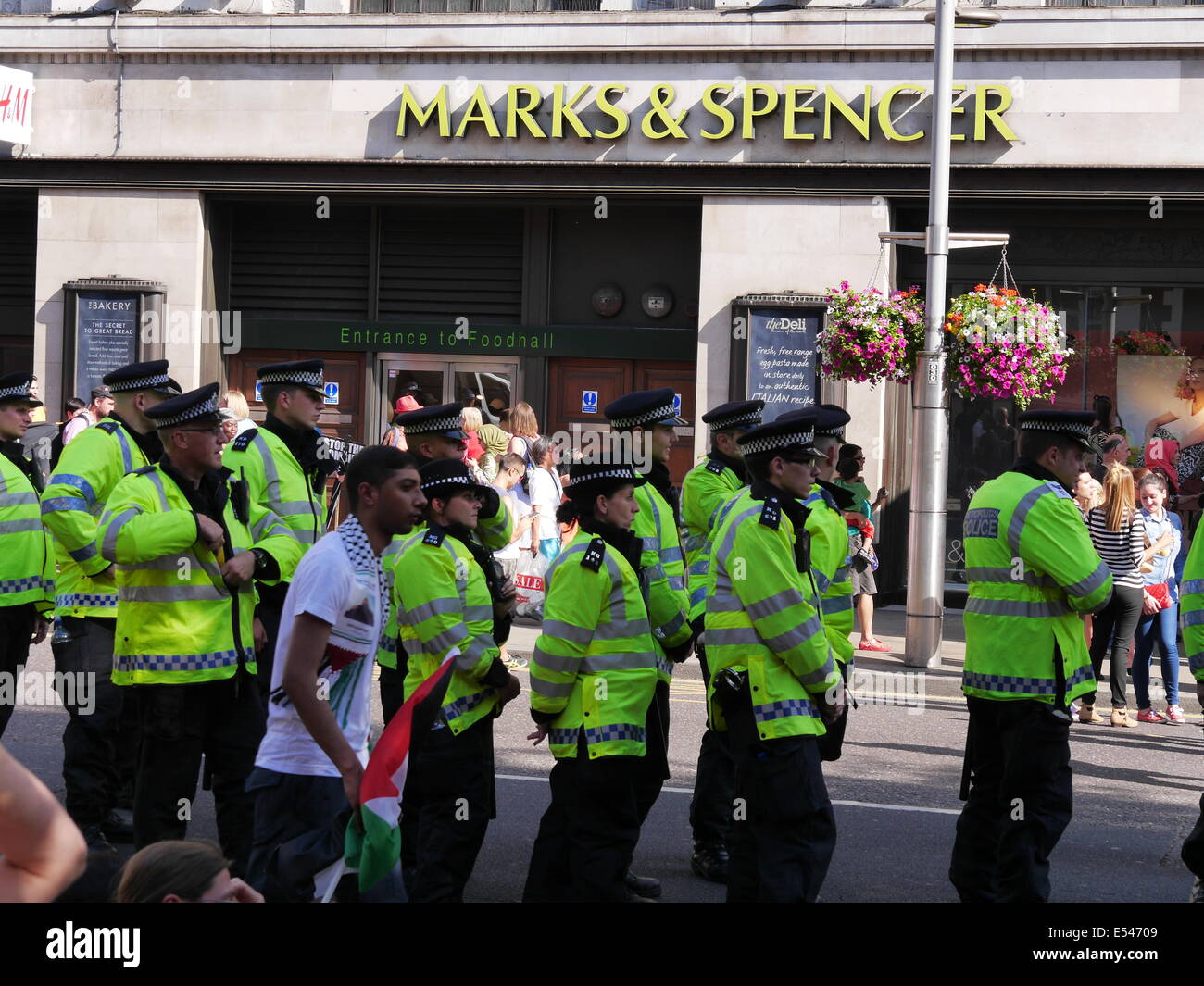 London, UK. Tausende von pro-palästinensische Demonstranten versammeln sich gegenüber der israelischen Botschaft in London.  Juli 2014 Stockfoto