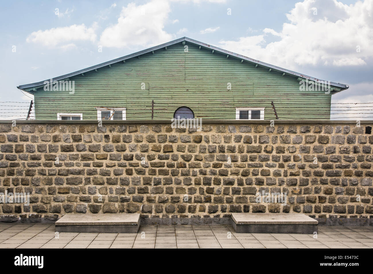 Mauthausen, Österreich-10. Mai 2014: die Häftlinge Kasernen und die Waal mit den Stacheldraht innerhalb des Konzentrationslagers aus gesehen Stockfoto