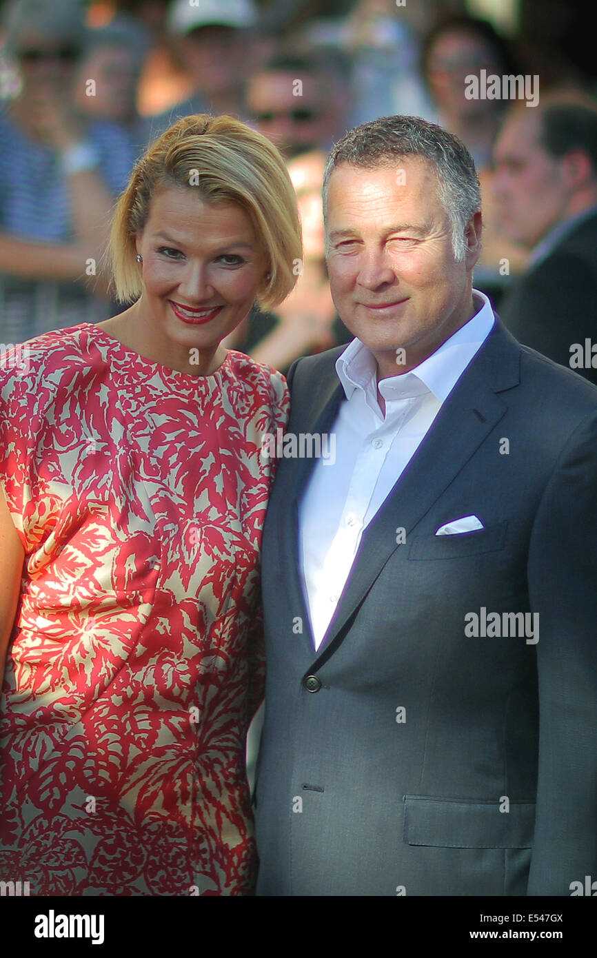 Ehemalige Schwimmerin Franziska van Almsick und Unternehmer Juergen B. Harder kommen zur Premiere des diesjährigen Nibelungenfestspielen Stück "Hebbels Nibelungen - born this Way" in Worms, Deutschland, 18. Juli 2014. Es ist die letzte Inszenierung von Wedel als Festivaldirektor und es werden 16 Vorstellungen vom 18. Juli bis 03. August. Foto: FREDRIK VON ERICHSEN/dpa Stockfoto