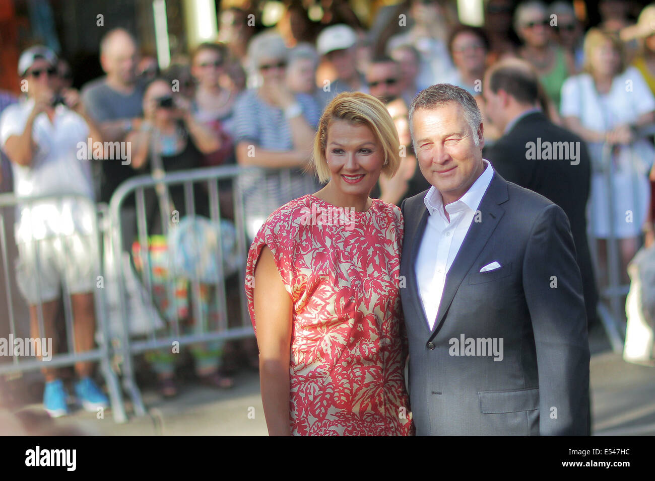 Ehemalige Schwimmerin Franziska van Almsick und Unternehmer Juergen B. Harder kommen zur Premiere des diesjährigen Nibelungenfestspielen Stück "Hebbels Nibelungen - born this Way" in Worms, Deutschland, 18. Juli 2014. Es ist die letzte Inszenierung von Wedel als Festivaldirektor und es werden 16 Vorstellungen vom 18. Juli bis 03. August. Foto: FREDRIK VON ERICHSEN/dpa Stockfoto