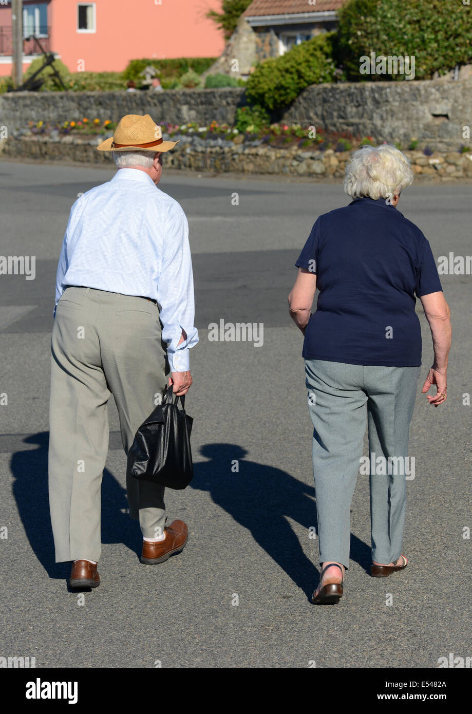Älteres Paar zusammen spazieren Stockfoto