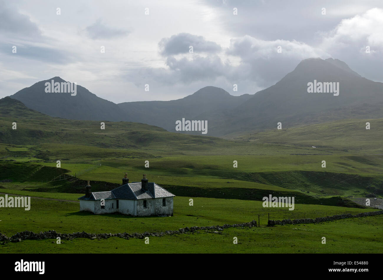 Harris-Lodge und die Gipfel der Barkeval, Hallival und Trollaval in den Rum Cuillin Hills, Harris Bay, UK, Schottland, Isle of Rum. Stockfoto