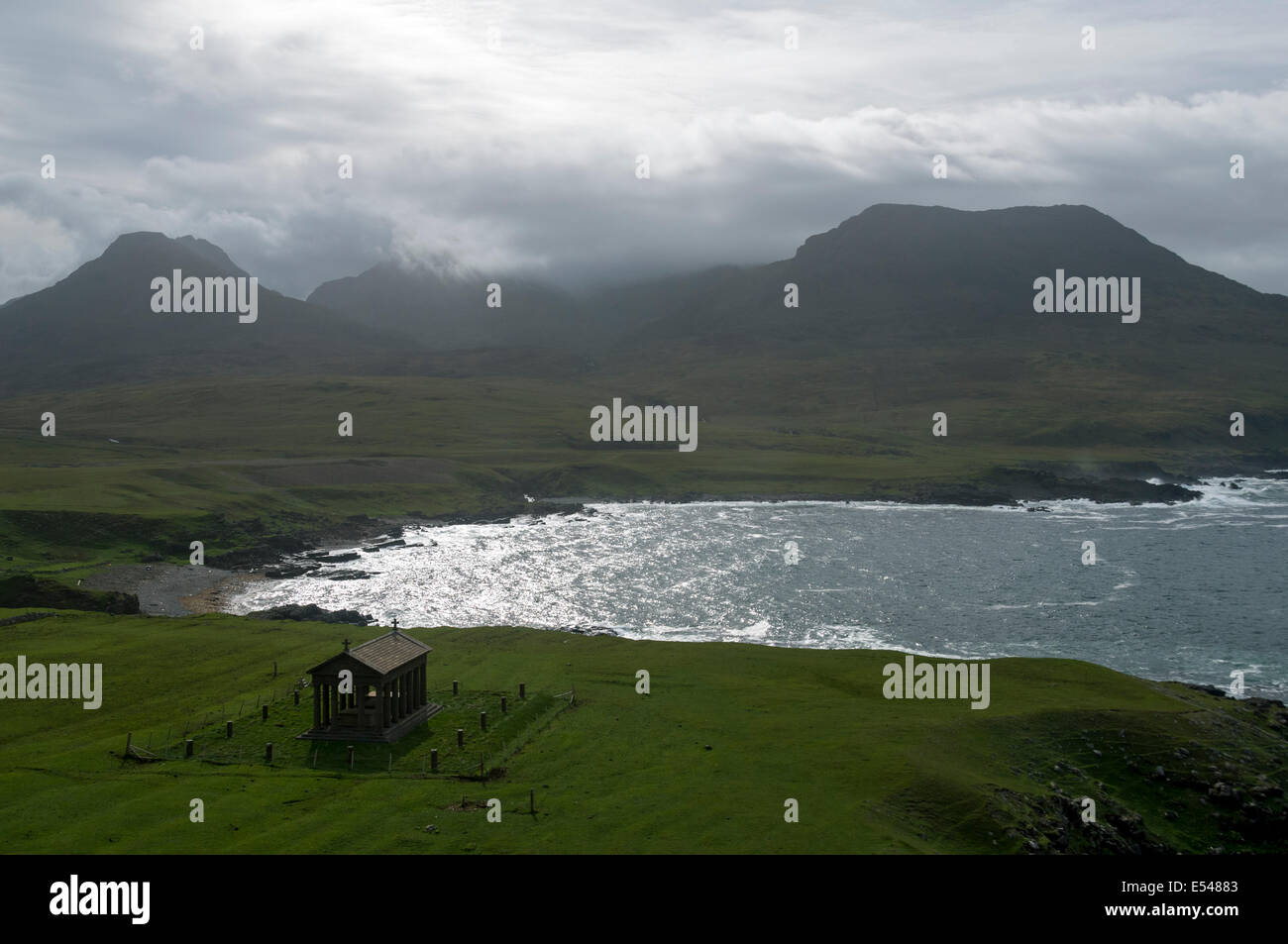 Das Bullough Mausoleum und den Gipfeln des Trollaval und Ruinsival in den Rum Cuillin Hills, Harris Bay, UK, Schottland, Isle of Rum. Stockfoto