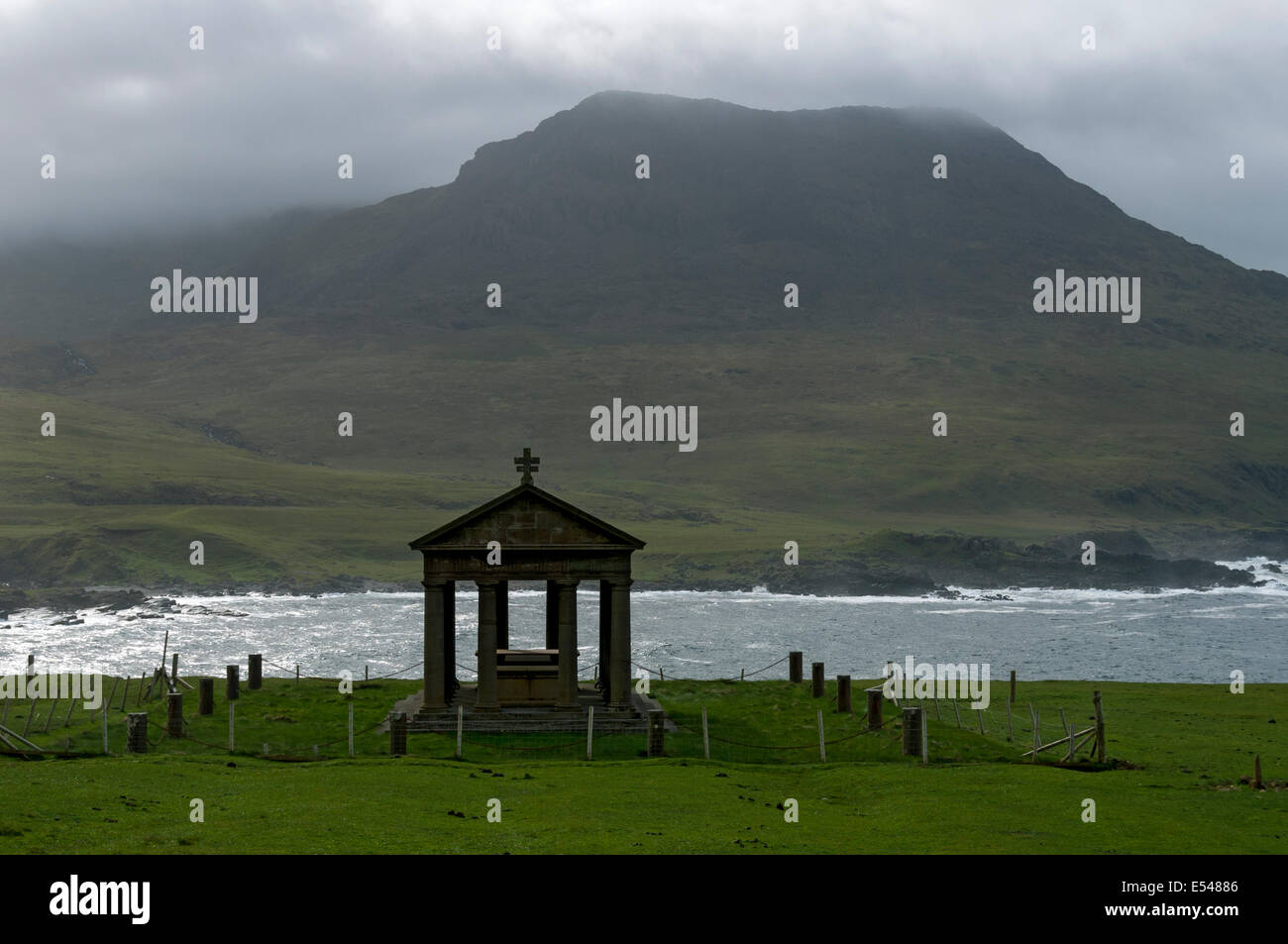 Das Bullough Mausoleum und der Höhepunkt des Ruinsival in den Rum Cuillin Hills, Harris Bay, UK, Schottland, Isle of Rum. Stockfoto