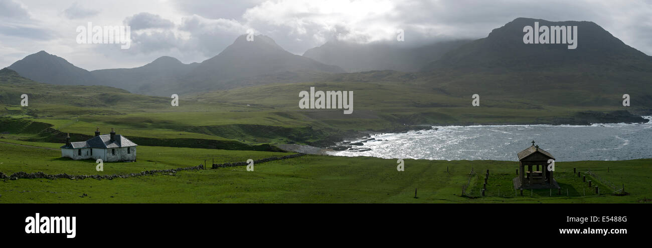 Panorama des Rum Cuillin Hills, mit Harris Lodge und Bullough Mausoleum, Harris Bay, Insel Rum, Schottland, UK. Stockfoto